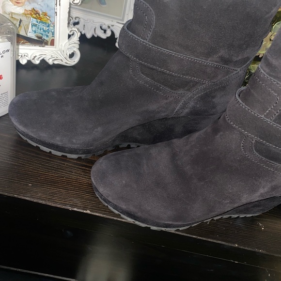 Prada Black sueded wedge booties - Picture 4 of 8